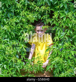 Ragazzo sorridente sul treehouse. L'estate! Foto Stock