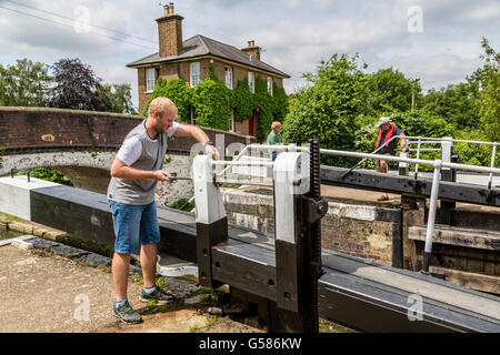 La chiusura del cancello a pale di bloccaggio Stockers Grand Union Canal Londra Inghilterra REGNO UNITO Foto Stock