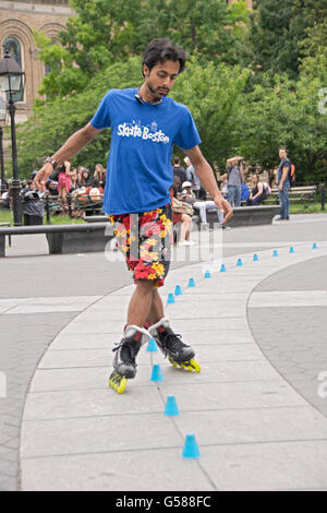 Foto di inline skater praticanti in Washington Square Park nel Greenwich Village di New York City Foto Stock