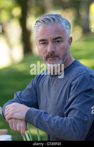 Ritratto di un uomo nel suo giardino Foto Stock