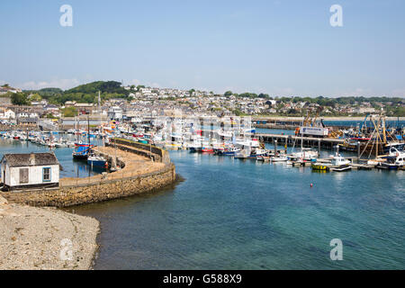 Barche a posti barca nel porticciolo di porto di pesca di Newlyn, Cornwall, Regno Unito Foto Stock