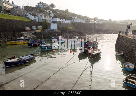 Piccole barche da pesca ormeggiate nel porto, Coverack, Cornwall, Regno Unito Foto Stock