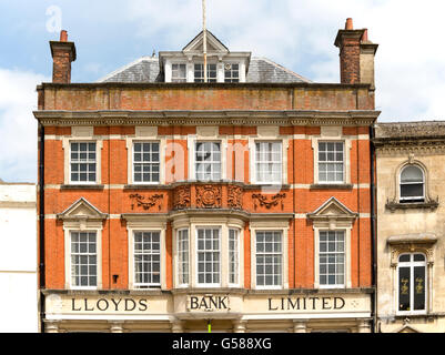 Facciata in mattoni rossi esterno della Lloyds Bank Limited, Devizes, Wiltshire, Inghilterra, Regno Unito Foto Stock