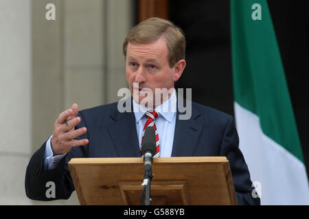 Taoiseach Enda Kenny tiene una conferenza stampa presso gli edifici governativi di Dublino dopo il referendum sul trattato fiscale dell'UE. Foto Stock