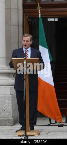 Taoiseach Enda Kenny tiene una conferenza stampa presso gli edifici governativi di Dublino dopo il referendum sul trattato fiscale dell'UE. Foto Stock