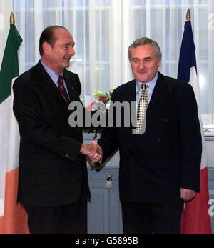 Taoiseach Bertie Ahern (a destra) saluta il presidente francese Jacques Chirac agli edifici governativi di Dublino. *...il Vertice UE di Nizza sarà probabilmente il tema principale di una cena che il primo ministro britannico Tony Blair ospita nella sua circoscrizione di Sedgefield con il presidente francese. Foto Stock