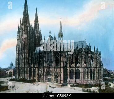 A CIRCUIZIONE heutigen großartigen Schönheit hat Adolph Kolping allerdings dieses Wunderwerk der gotischen Baukunst, den Hohen Dom zu Köln, der erst im Jahre 1880 vollendet worden ist niemals gesehen. L'Europa, Germania, Cattolica, associazione di Jounreymen, journeymen's unione, 1910S, 1920s, xx secolo, archivio, Carl Simon, storia, storico, Colonia, nella Renania, cattedrale, gotico, chiesa, architettura, punto di riferimento Foto Stock