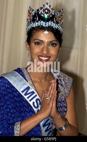 La neo-incoronata Miss World, studentessa indiana di fisiologia di 18 anni Priyanka Chopra, propone delle foto durante una conferenza stampa al Park Lane Hotel di Londra. Foto Stock