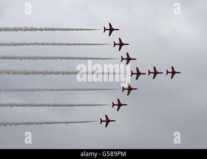 RAF Aerobatic Team Display, le frecce rosse in 'swan' formazione Foto Stock