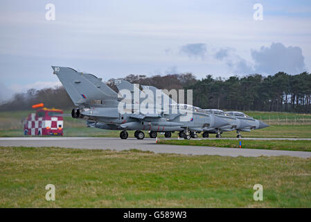 Allineati e pronti per il decollo, quattro RAF GR4 Tornado a Lossiemouth Air Station Moray Scozia. SCO 10,526. Foto Stock