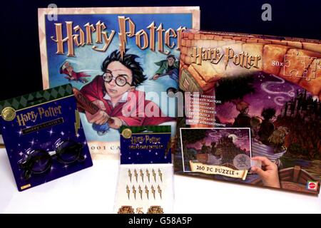 I giocattoli di Harry Potter, da Mattel, colpendo i negozi il 27/12/00, compreso un quiz di curiosità di Harry Potter, un mistero al gioco della tavola di Hogwarts e due puzzle, che costeranno fra 10 e 30. * Mattel, produttore di giocattoli, aveva sperato di lanciare una serie di giochi prima di Natale sul retro del fenomenale successo dei libri che raccontano le avventure del mago dei tirocinanti, ma un problema di fornitura ha fatto perdere il periodo di vendita chiave prima di Natale. Mattel dice che era così preoccupato di creare una lotta per i pochi giochi che aveva che ha deciso di rinviare il lancio della gamma fino a dopo Foto Stock