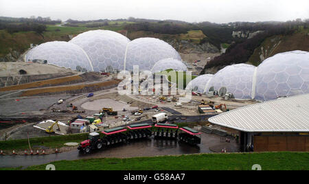 Il sito Eden Project vicino a St Austell, Cornovaglia. Quasi 500,000 visitatori hanno volato a vedere lo spettacolare progetto - anche se ufficialmente non apre per altri quattro mesi. L'iniziativa di 80 milioni di euro per creare le più grandi serre del mondo sta prendendo forma. * in un ex pozzo di argilla. Le gigantesche cupole hi-tech, chiamate "biomes", sono state completate e 12,000 nuove piante sono state collocate all'interno per l'apertura della prossima primavera. Il progetto mira a ricreare tutti i climi del mondo nella fossa di Bodelva e quindi a dimostrare l'importanza delle piante per il pianeta. Durante la costruzione il Foto Stock