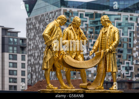 Golden statura di Murdock Boulton e Watt su Broad Street, Birmingham REGNO UNITO Foto Stock