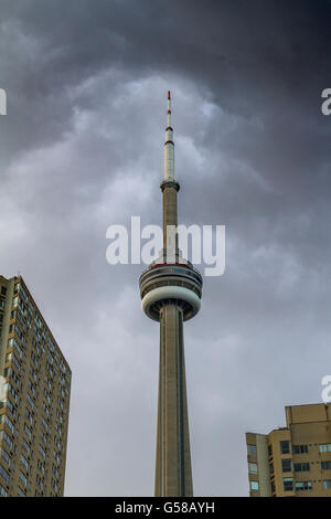 La CN Tower di Toronto, la CN Tower è il mondo del nono più alto libera struttura permanente e svetta alto sopra Toronto ,Ontario, Canada Foto Stock