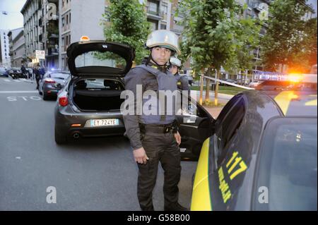 Milano (Italia), l'esercizio congiunto delle forze di polizia e di sicurezza nella simulazione di un attacco terroristico nella metropolitana. Foto Stock