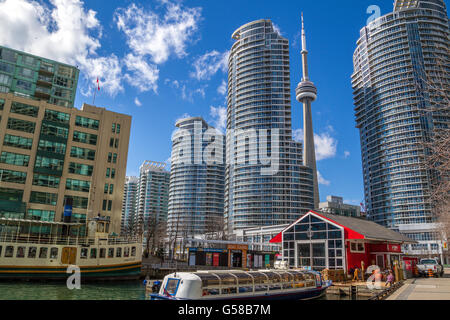 La CN Tower si trova tra un alto edificio di appartamenti sul lungomare di Toronto, Toronto, Canada Foto Stock