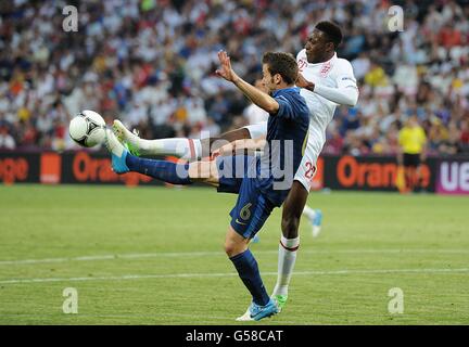 Calcio - UEFA euro 2012 - Gruppo D - Inghilterra contro Francia - Donbass Arena. Yohan Cabaye in Francia e Danny Welbeck in Inghilterra combattono per la palla Foto Stock