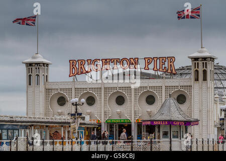 Ingresso principale al palazzo di Brighton Pier un grado 11 elencati piacere pier situato al Brighton Sea Front Brighton East Sussex, Regno Unito Foto Stock