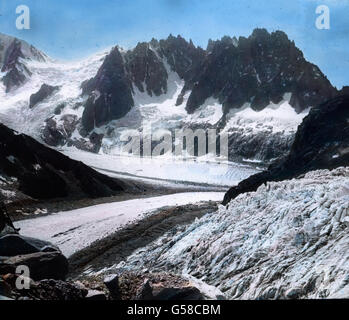 Wir wählen dazu nicht dieselbe Route wie vorher, überqueren sondern den Talefre-Gletscher nach Südosten hin und gelangen an der linken Seite des Gletschersturzes in die Felsen. Dort bietet sich uns nicht bloß der Blick auf die in den Formen eigentümlichsten aufragenden Eismassen (in dieser Ansicht zur Rechten), sondern auch auf die ganze Kette der Aiguilles, die sich von der Vallee Blanche nach der Mer de Glace zu hinziehen, von der Aiguille du Midi angefangen bis von denen Charmoz; dieses Bild gleichzeitig ist eine Ergänzung des vorigen nach Nordosten hin. Mont Blanc, catena della montagna, Pierre un Foto Stock