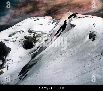 Auf dem Sattel (4273 m) des Dome du Gouter eröffnet sich der Blick auf die Südwestseite der Montblanc-Kette, D.H. Auf die italienische, wo steile Gletscher dem großen Glacier de Miage zustreben, der sich dem hinabsenkt Dora-Tale. Auf dem Hauptkamme ragen die Rochers de Bosse, unser nächstes Ziel, etwas hervor (in diesem Bild rechts), hinter ihnen die spitze Pyramide der einen Bosse du Dromadaire und links davon der scharfe Firngrat, der sich nach dem in ruhiger Majestät hingelagerten Montblanc zieht. Auch der Col de Gouter hat schon sein Opfer gefordert, indem ein Engländer infolge eines plötz Foto Stock