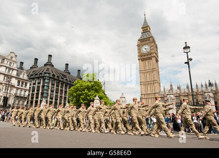 Soldati provenienti da 20 Brigate blindate arrivano alla House of Parliament, a Westminster, Londra, per assistere a un ricevimento al Palace of Westminster, dopo il loro ritorno dall'Afghanistan. PREMERE ASSOCIAZIONE foto. Data immagine: Martedì 19 giugno 2012. Il credito fotografico dovrebbe essere: Dominic Lipinski/PA Wire Foto Stock