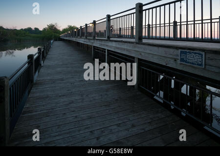 La pesca ponte sopra il Fiume Bianco presso le sorgenti del Lago Bianco vicino tra Montague e Whitehall, Michigan. Foto Stock