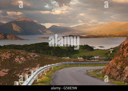 Strada remota tra i villaggi di Applecross e Shieldaig nelle Highlands scozzesi, guardando verso Loch Torridon. Foto Stock