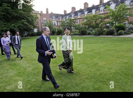 Aung San Suu Kyi, un attivista birmano a favore della democrazia, cammina con Andrew Dilnot, il direttore del St Hugh's College dell'Università di Oxford, in un ricevimento ad Oxford. Foto Stock