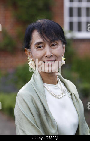 Aung San Suu Kyi, attivista birmano a favore della democrazia, arriva ad un ricevimento ad Oxford. Foto Stock