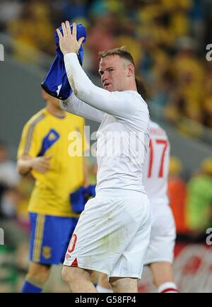 Wayne Rooney in Inghilterra applaude i fan dopo il gioco Foto Stock