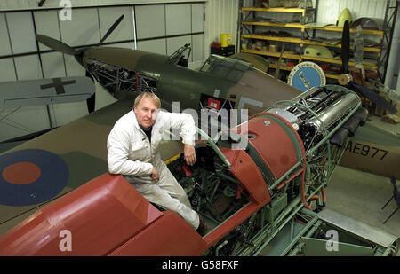 Tony Ditheridge, di Hawker Restorations, con l'aereo da combattimento Hurricane che ha impiegato 40,000 ore di uomo per il ripristino. L'aereo della seconda guerra mondiale, che si è schiantato in una beatitudine in Alaska nel 1942, è a circa cinque mesi di distanza dal completamento. Foto Stock