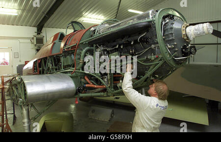 Tony Ditheridge, di Hawker Restorations, lavora sull'aereo da combattimento Hurricane che ha impiegato 40,000 ore di uomo per il ripristino. L'aereo della seconda guerra mondiale, che si è schiantato in una beatitudine in Alaska nel 1942, è a circa cinque mesi di distanza dal completamento. Foto Stock