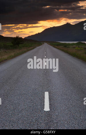 Strada al tramonto accanto a Loch Maree, Ross-shire in Scozia - Questa strada è parte della costa Nord 500 Route. Foto Stock