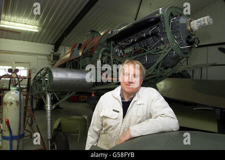 Tony Ditheridge, di Hawker Restorations, con l'aereo da combattimento Hurricane che ha impiegato 40,000 ore di uomo per il ripristino. L'aereo della seconda guerra mondiale, che si è schiantato in una beatitudine in Alaska nel 1942, è a circa cinque mesi di distanza dal completamento. Foto Stock