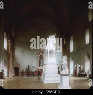 Rechts im ersten Stockwerk gelangt man durch eine Vorhalle zum großen Saale, der seit 1887 das Museo di Donatello enthält. In der Mitte steht ein Gipsabguss der Reiterstatue des Gattamelata, originale dessen sich in Padova befindet. Davor ein marmorner Löwe, der äMarzoccoi von Donatello, das Original der vor dem Palazzo Vecchio befindlichen Kopie. Außer zahlreichen Gipsabgüssen nach Originalen Donatellos sind auch Originalwerke des berühmten Meisters hier aufgestellt, così eine statua von David in bronzo, eine Marmorstatue des Hl. Johannes, eine statua des hl. Georg und andere. viaggi, Italia, Floren Foto Stock