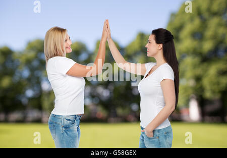 Gruppo di felice diverse donne in bianco t-shirts Foto Stock