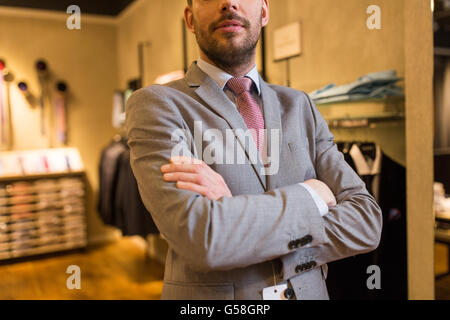 Close up dell uomo di indossare giacca e cravatta al negozio di abbigliamento Foto Stock