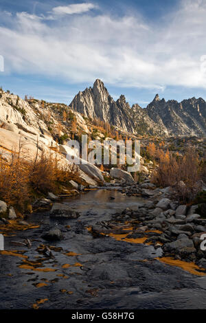 WASHINGTON - la neve Creek sotto Sprite Lago e Picco Prusik nell incanto Laghi Bacino della Alpine Lakes Wilderness. Foto Stock