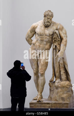 Napoli. L'Italia. L'Ercole Farnese, Museo Archeologico Nazionale di Napoli. Foto Stock