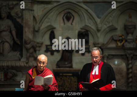 Il Dalai lama e Decano di Westminster il Dr John Hall durante un servizio intitolato 'UN momento di preghiera e riflessione alla presenza di sua Santità il Dalai lama' presso l'Abbazia di Westminster, nel centro di Londra. Foto Stock