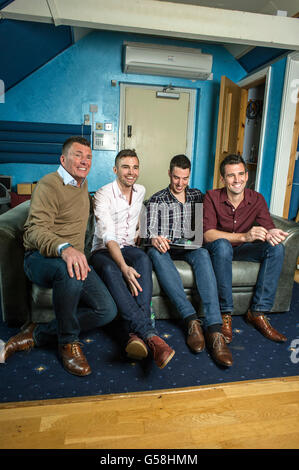 BGT Finalisti Il Neales in studio di registrazione la loro carità singolo 'ci sarò' L-R papà Laurie, Phil, Dan e James Neale Foto Stock