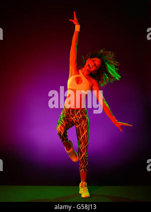 Una donna caucasica ballerino zumba fitness danza esercizi isolati su sfondo colorato Foto Stock