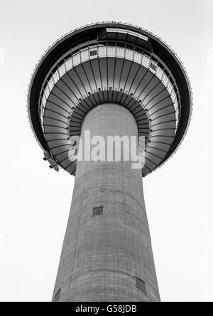 In bianco e nero il rendering di Calgary Tower, uno del Canada è più riconoscibile icona costruito nel 1968. Foto Stock