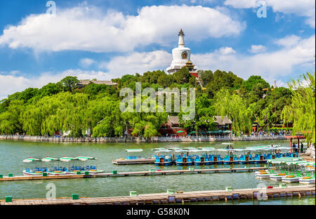 Vista dell'isola di Giada con Pagoda Bianca nel Parco Beihai - Pechino Foto Stock