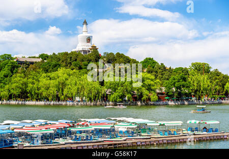 Vista dell'isola di Giada con Pagoda Bianca nel Parco Beihai - Pechino Foto Stock