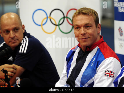 Sir Chris Hoy (a destra) con Dave Brailsford, direttore della performance ciclistica britannica, durante l'annuncio del Team GB al National Cycling Centre di Manchester. Foto Stock