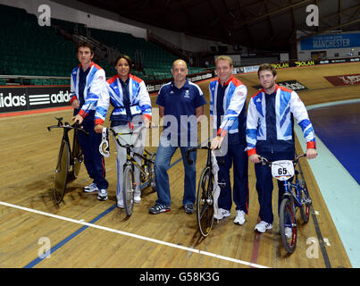 I membri della squadra olimpica della Gran Bretagna (da sinistra a destra) Geraint Thomas, Shanaze Reade, Dave Brailsford, Sir Chris Hoy e Liam Phillips durante l'annuncio del Team GB al National Cycling Center di Manchester. Foto Stock