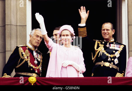Da sinistra a destra; il conte Mountbatten di Birmania, la regina Elisabetta II e il duca di Edimburgo ondano dal balcone di Buckingham Palace dopo la processione del Giubileo d'argento. Foto Stock