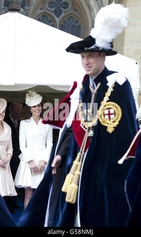 La duchessa di Cambridge guarda il marito passare vicino durante l'ordine annuale della sfilata Garter al Castello di Windsor Foto Stock