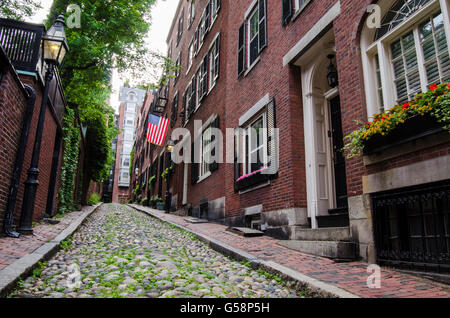 Acorn Street a Boston, Massachusetts con bandiera americana. Foto Stock